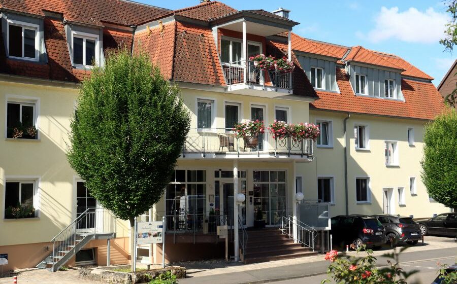 Eingang des Hotel Alexa in Bad Mergentheim.