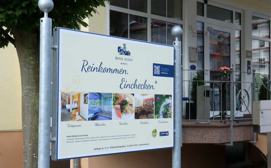 Begrüßungstafel des Hotel Aelxa in Bad Mergentheim - Reinkommen und Einchecken.