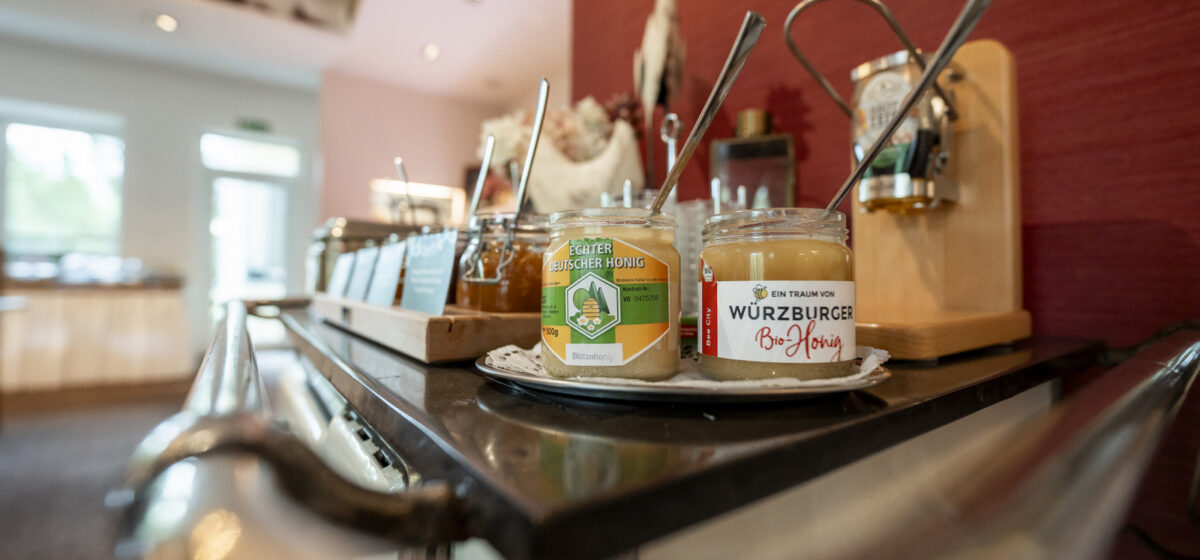 Honigauswahl am Frühstücksbuffet im Hotel Alexa in Bad Mergentheim.