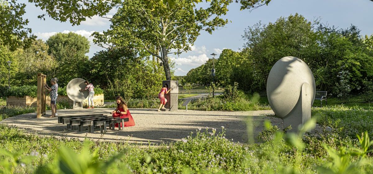 Mehrere Personen befinden sich im Sinnesgarten in Bad Schönborn und nutzen unterschiedliche Angebote.