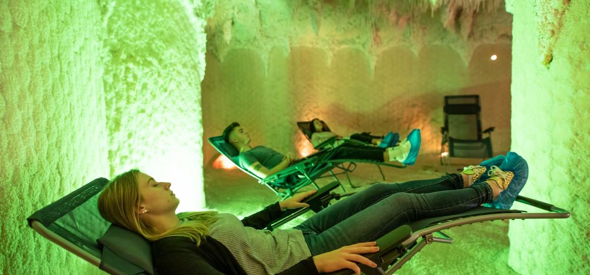 Drei Personen liegen auf je einer Liege in der TotesMeerSalzgrotte im Thermarium Bad Schönborn.