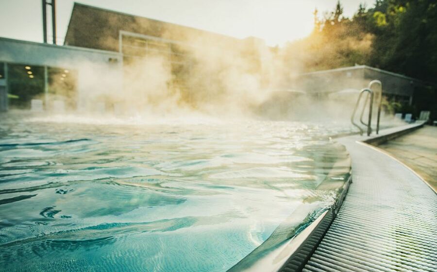 Außenbereich der Paracelsus-Therme in Bad Liebenzell mit Dampf über dem Becken.